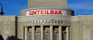 Ein Signal. Die Berliner Volksbühne ist mit einem #unteilbar-Transparent beflaggt.