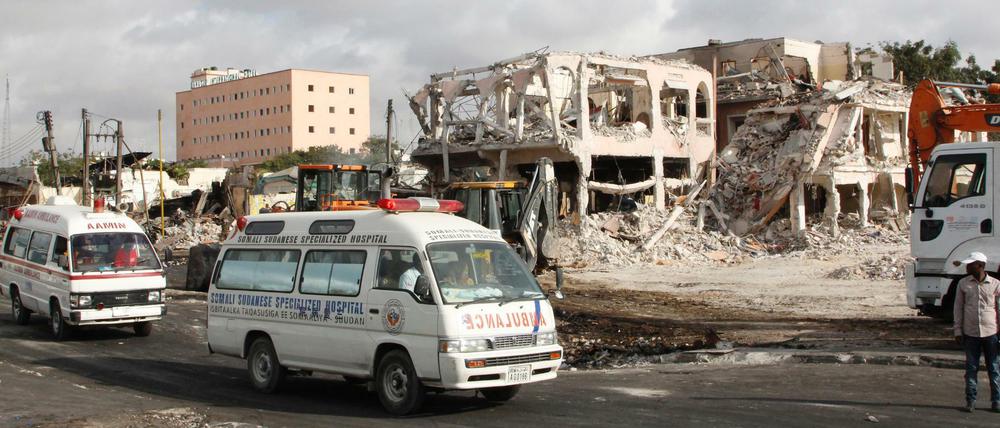 Krankenwagen am Ort des Selbstmordanschlags in Mogadischu. 