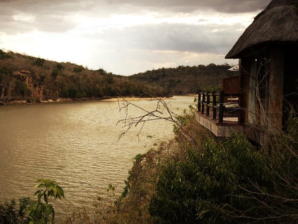 Der aufgestaute Fluss würde eine Fläche des Reservats überfluten, die für den Tourismus zu abgelegen und karg ist. Doch mangels Fisch würde der Lebensraum für Krokodile und Greifvögel wenige Kilometer flussabwärts stark beeinträchtigt.