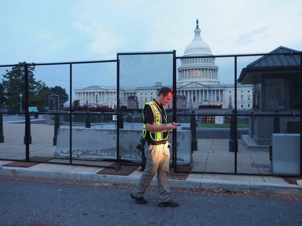 Die Zäune sind zurück am Kapitol in Washington.