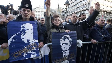 Anhänger von Radovan Karadžic (rechtes Poster) und Ratko Mladic protestierten gegen das Urteil des UN-Tribunals in Den Haag gegen den Serbenführer.