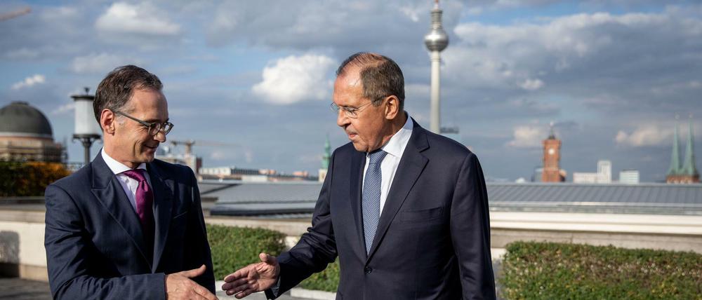 Außenminister Heiko Maas und sein russischer Amtskollege Sergej Lawrow auf der Dachterasse des Auswätigen Amtes.