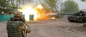 Soldaten von pro-russischen Truppen feuern von einem Panzer nahe dem Azovstal-Stahlwerk in Mariupol.