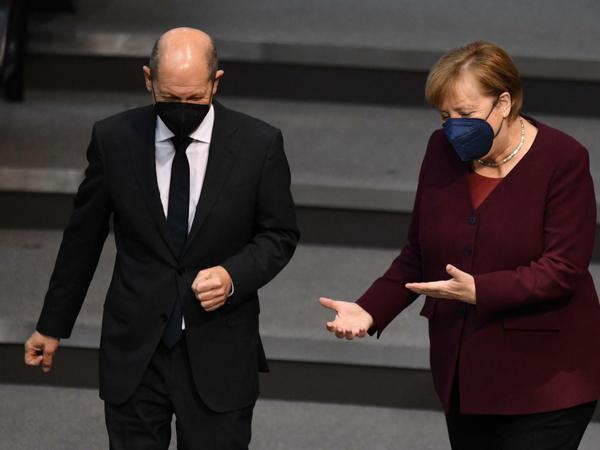 Was tun gegen die vierte Welle? Olaf Scholz und Angela Merkel im Bundestag. 