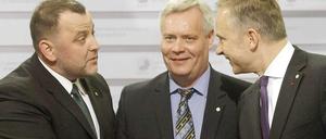 Der estnische Finanzminister Sven Sester (links) mit seinem finnischen Amtskollegen Antti Rinne und dem lettischen Zentralbankgouverneur Ilmars Rimsevics.