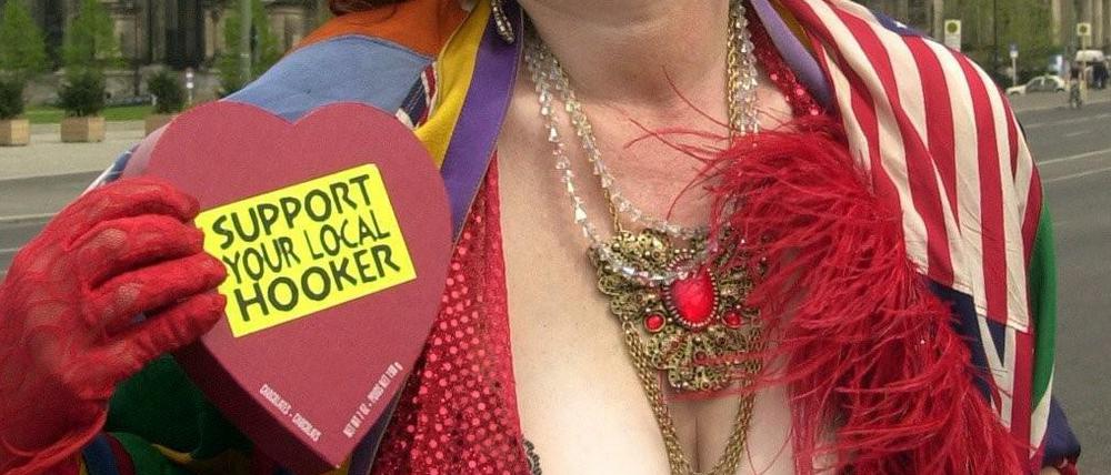 "Unterstützen Sie Ihre Hure vor Ort": Die Prostituierte und Aktionskünstlerin Scarlet Harlot am ersten internationalen "Tag der Sexarbeit" im Mai 2000 in Berlin