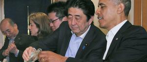 Japans Premier Abe schenkt Obama Reiswein ein.