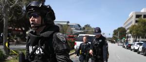 Polizei sichert den Tatort an der Youtube-Zentrale in Kalifornien 