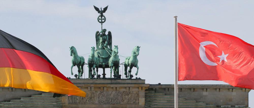 Die Flaggen Deutschlands und der Türkei wehen vor dem Staatsbesuch des türkischen Präsidenten am Brandenburger Tor.