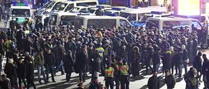 Massiv im Einsatz: Polizei am Kölner Hauptbahnhof vor einem Jahr.