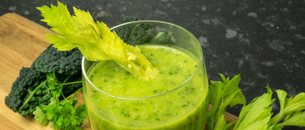 Smoothie mit Sellerie und Grünkohl. In den sozialen Medien ist der "Green Smoothie" mehr als nur ein einfaches Getränk.