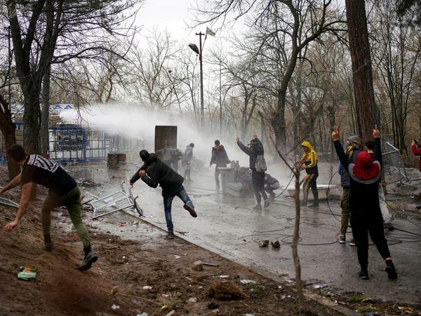 Türkei, Pazarkule: Migranten bei Zusammenstößen mit der griechischen Polizei.
