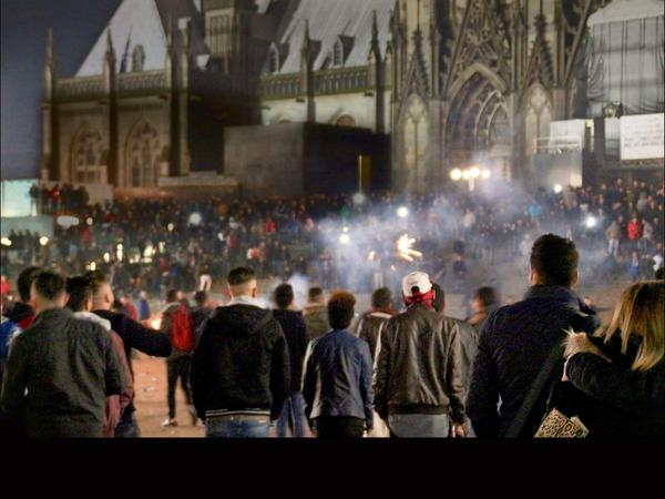 Zahlreiche Menschen sind am 31.12.2015 in Köln auf dem Vorplatz des Hauptbahnhofs zu sehen. In der Silvesternacht waren am Kölner Hauptbahnhof Frauen sexuell belästigt und augeraubt worden. 