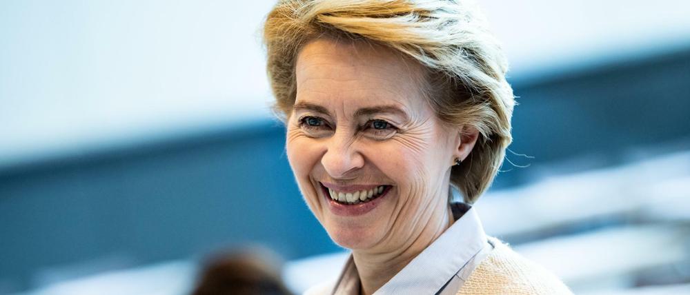 Ursula von der Leyen (CDU), Verteidigungsministerin, kommt zur Sitzung der CDU/CSU-Fraktion im Deutschen Bundestag. 