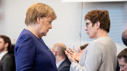 Kanzlerin Angela Merkel mit ihrer Nachfolgerin als CDU-Chefin Annegret Kramp-Karrenbauer 