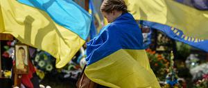 Ausbruch von Nationalstolz: In Flaggen gehüllt begehen Ukrainer ihren Nationalfeiertag und trauern um die Opfer des Kriegs, hier auf einem Friedhof in Lemberg (Lviv). 