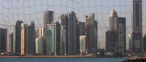 Die Skyline von Katar - gesehen durch ein Fußalltor. 