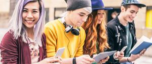 Die Millennial-Generation verbringt immer mehr Zeit am Smartphone.