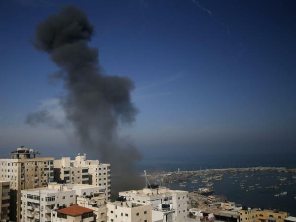 Rauch über Gaza-Stadt nach einem israelischen Luftangriff. 