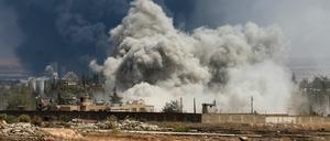 Die syrische und die russische Luftwaffe greifen immer wieder von der Opposition gehaltene Gebiete an.