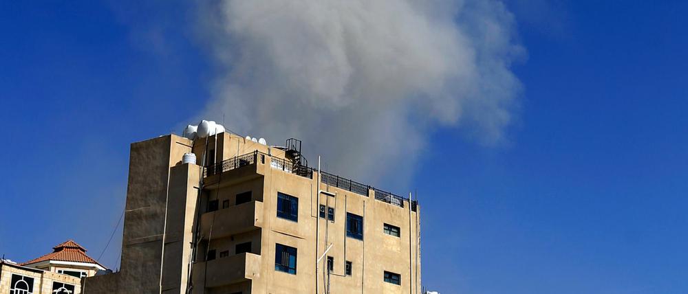 Rauch steigt nach einem Bombenangriff auf die jemenitische Hauptstadt Sanaa auf. 