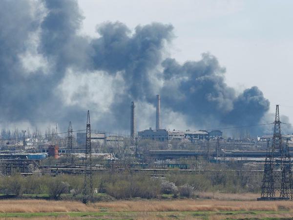 Rauchwolekn über dem Stahlwerk Asowstal in Mariupol (am 20. April 2022)