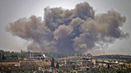 Die syrischen Truppen greifen die Region massiv aus der Luft an.