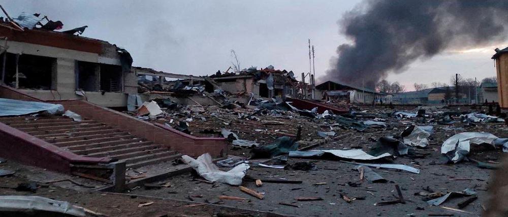 Zerstörungen nach der russischen Attacke auf die Militärbasis bei Lwiw