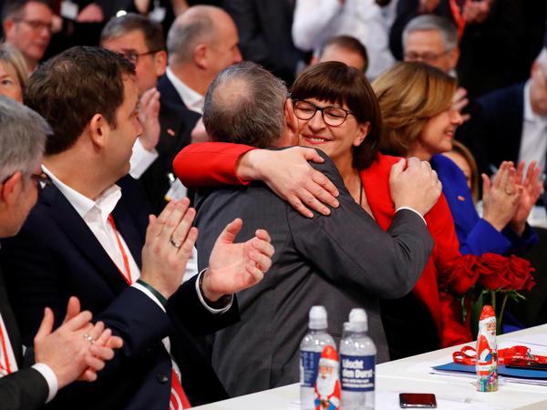 Walter-Borjans umarmt Esken, nachdem bekannt gegeben wurde, dass 89,2 Prozent der Delegierten für ihn gestimmt haben.
