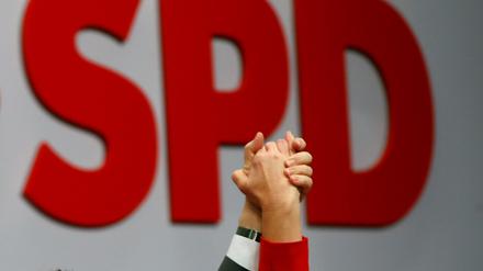 Hand in Hand! Bei der SPD ist nach vielen kämpferischen Parolen der Hang zur Einigkeit wieder spürbar.