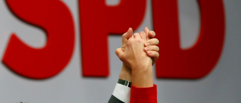 Hand in Hand! Bei der SPD ist nach vielen kämpferischen Parolen der Hang zur Einigkeit wieder spürbar.