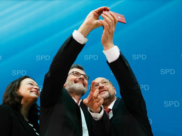 Selfie mit Schatzmeister: Dietmar Nietan im September 2017 mit dem damaligen Parteichef Martin Schulz und Arbeitsministerin Andrea Nahles.