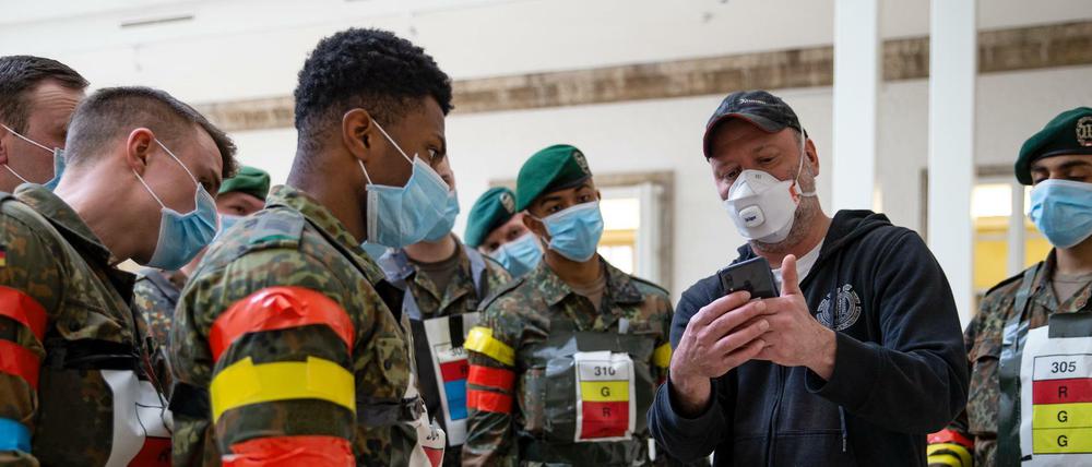 Soldaten testen in Zusammenarbeit mit dem Fraunhofer-Institut eine Covid-19-Tracking App in der Julius-Leber-Kaserne.