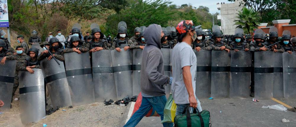 In Guatemala ist es am Wochenende zu gewalttätigen Zusammenstößen zwischen den Sicherheitskräften und Teilnehmern eines aus Honduras gestarteten Flüchtlingstrecks gekommen. 