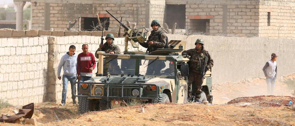 Nach einem Anschlag des IS patrouillieren Soldaten der tunesischen Armee.
