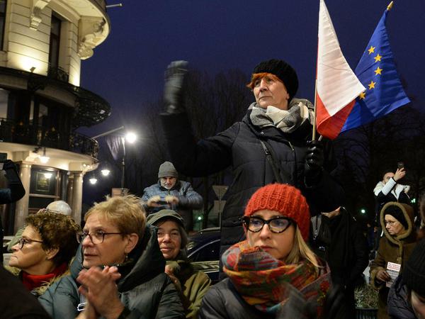 Solidarität mit Polens Richterinnen und Richtern. Massenproteste gegen Polens Justizreform kurz vor Ausbruch der Corona-Pandemie. 