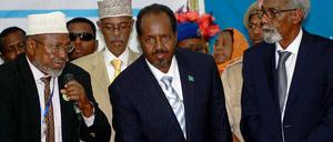 Hassan Scheich Mohammed, mit Parlamentssprecher Mohamed Osman Jawari (r.) und Aidid Ilka Hanaf, Vorsitzender des Höchstgerichtes (l.), bei seiner Vereidigung in Mogadischu .