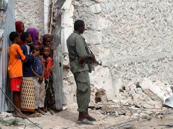 Ein somalischer Soldat hält Wache vor einem Wohnhaus in Mogadischu. Fast jeden Tag verübt die Terrormiliz Al Schabaab Anschläge in der somalischen Hauptstadt. 