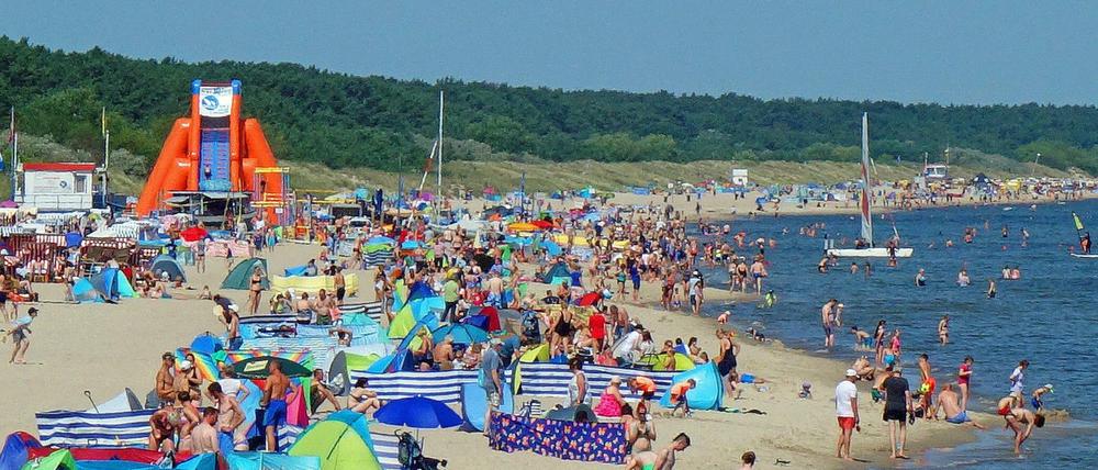 Von Corona nichts mehr zu merken: voller Strand in Zinnowitz auf Usedom. 