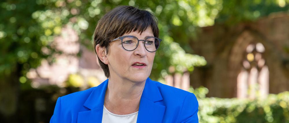 Die SPD-Vorsitzende Saskia Esken bei der Aufzeichnung vom Sommerinterview der Sendung "Berlin direkt" im Kloster Hirsau. 
