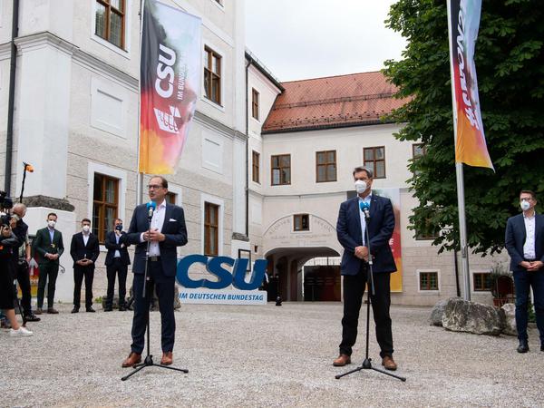 Noch unter sich: Alexander Dobrindt (l), CSU-Landesgruppenchef, und Markus Söder, CSU-Vorsitzender vor Beginn ihrer Sommerklausur am Mittwoch in Seeon. 