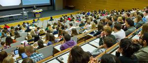 Studierende sitzen in einem Hörsaal der Europa-Universität Viadrina in Frankfurt (Oder).