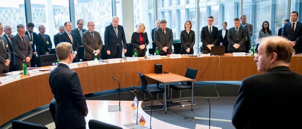 Zu Beginn der Sondersitzung des Innenausschusses des Bundestages zum rassistischen Anschlag in Hanau erheben sich die Abgeordneten um Horst Seehofer für eine Gedenkminute. 