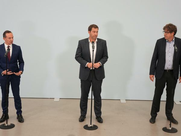 FDP-Generalsekretär Volker Wissing, SPD-General Lars Klingbeil und Grünen-Bundesgeschäftsführer Michael Kellner nach dem ersten Sondierungstag. 
