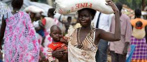 Ein Drittel der Bevölkerung hungert. Diese Frau bekommt Hilfe von der katholischen Kirche in der südsudanesischen Hauptstadt Juba. Die Vereinten Nationen erreichen nach eigenen Angaben rund eine Million Bedürftiger gerade gar nicht mit Hilfsgütern. 