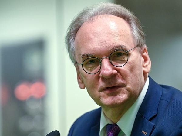 Sachsen-Anhalts Ministerpräsident Reiner Haseloff hat Innenminister Holger Stahlknecht (beide CDU) am Freitag entlassen.