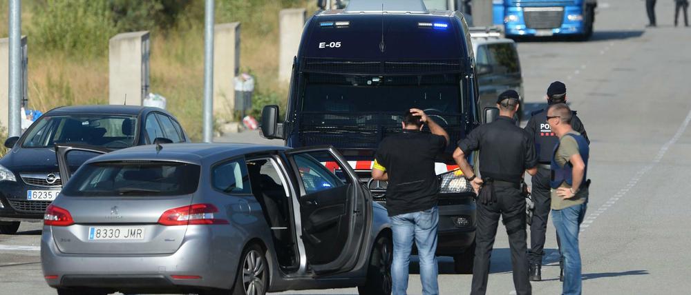 Polizeikontrollen im Süden von Barcelona, unweit der Stadt in der Younes Abouyaaqoub erschossen wurde. 