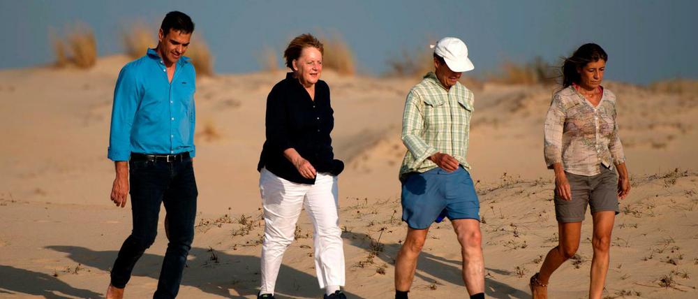 Der spanische Premier Pedro Sanchez (v.l.), Bundeskanzlerin Angela Merkel, ihr Ehemann Joachim Sauer und Sanchez Ehefrau Maria Gomez im Donana Nationalpark.