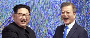 Der nordkoreanische Machthaber Kim Jong Un (l) mit dem südkoreanischen Präsidenten Moon Jae-in (Archivbild vom 27. April 2018 ). 