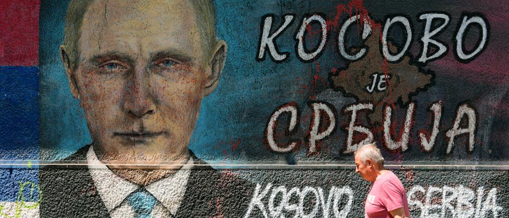 Serbien, Belgrad: Das Gesicht des russischen Präsidenten Putin prangt neben einem Schriftzug: «Kosovo ist Serbien».